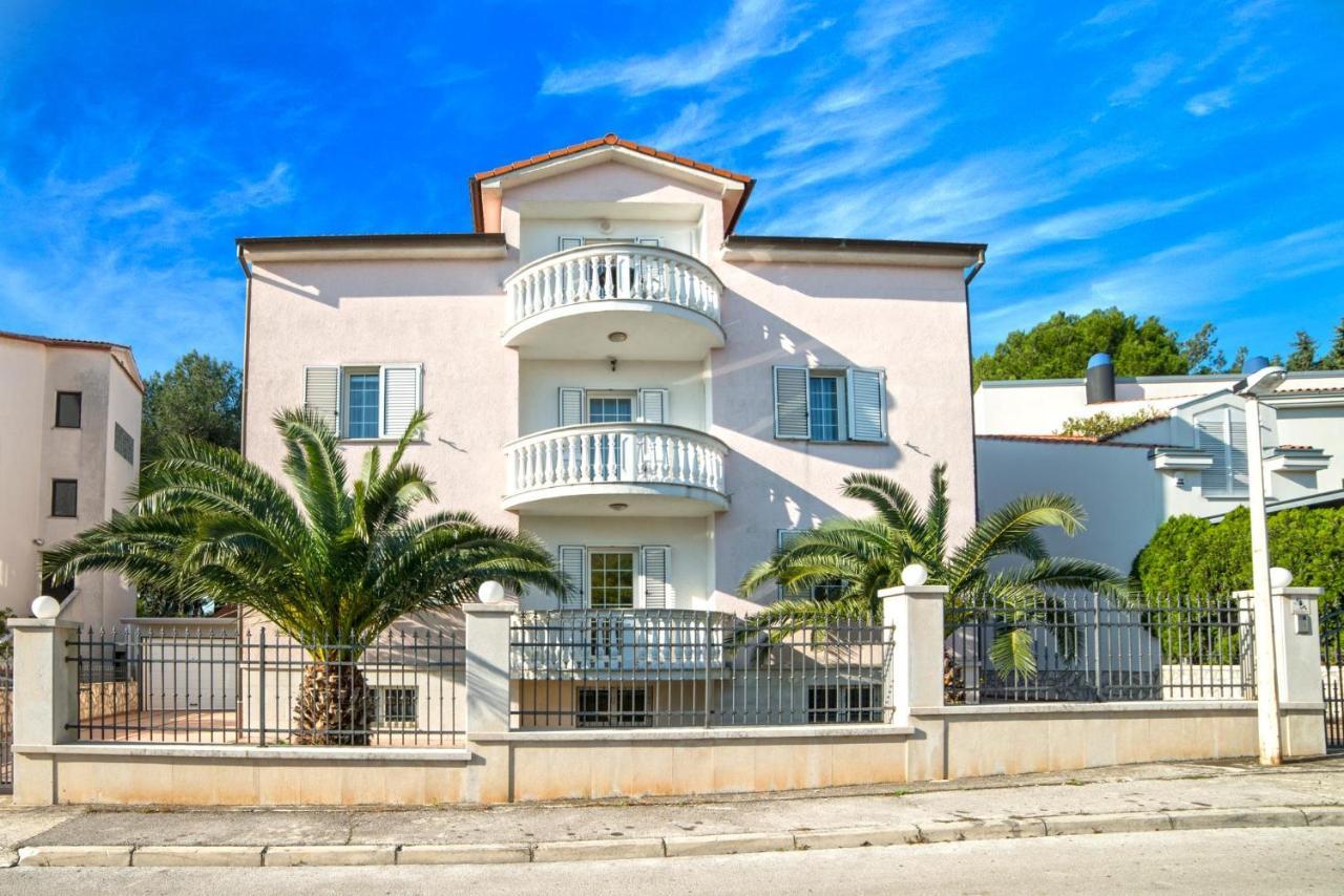 Apartments Ori Pula Exterior photo